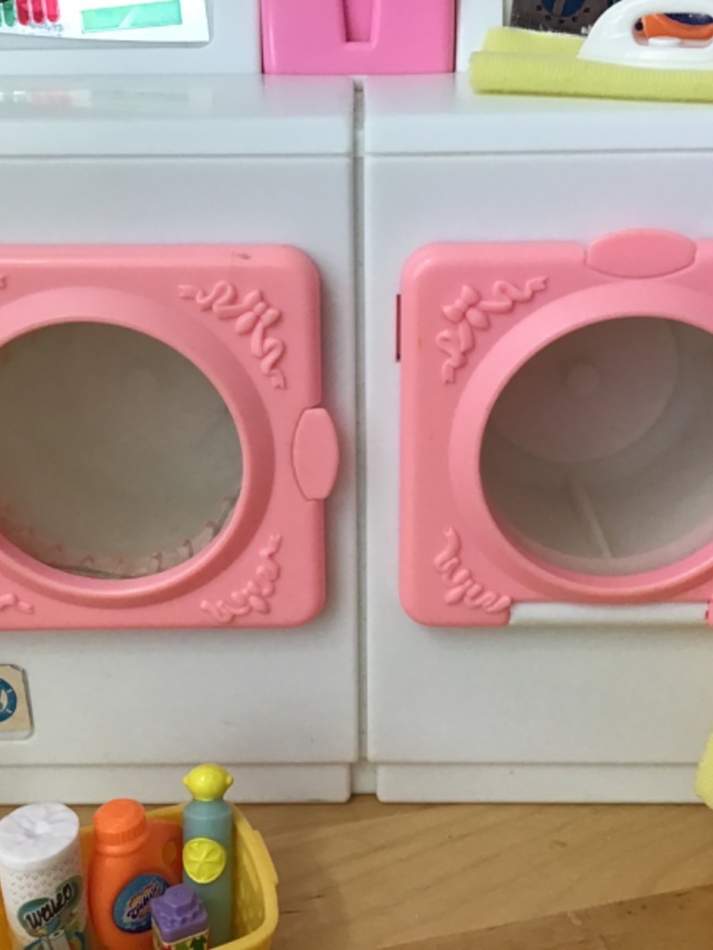 Barbie Doll Laundry Machine and Accessories - Picture 5 of 10